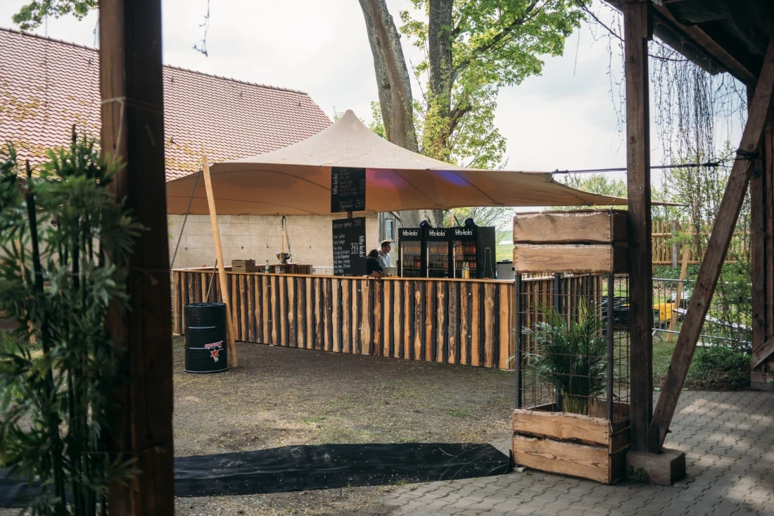 Stretchzelt Flextent Bartresen Holzbar (1)